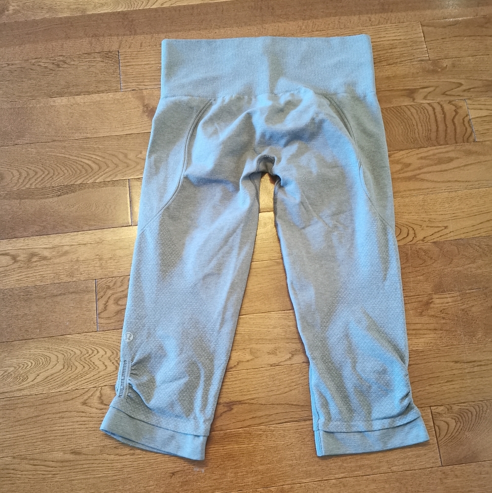Sold* Lululemon cropped leggings - Picture 3 of 4